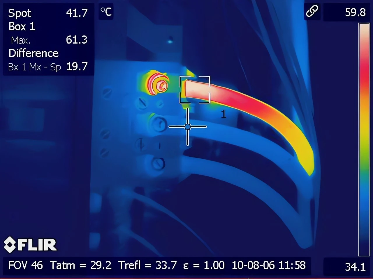 Thermographie infrarouge du même panneau montrant un point chaud